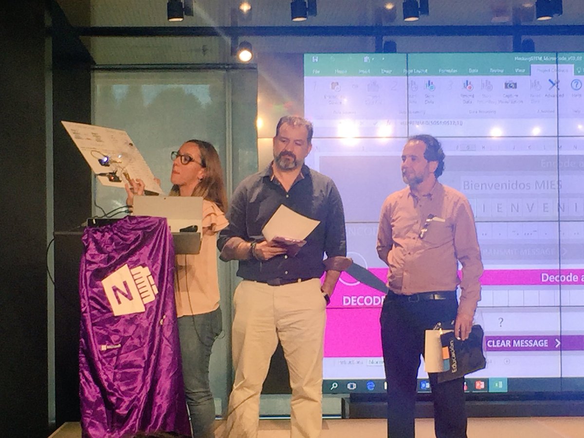 encarteacher's tweet photo. @fcojaviercubas comunicándose en código morse con @AinhoaMarcosEC #MIEExp #EscuadronMIE17 https://t.co/D9OXr9czRN
