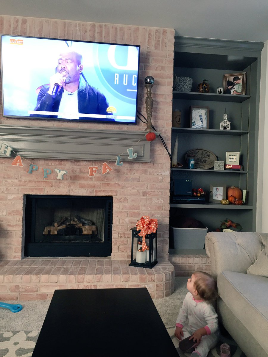 halrho32's tweet photo. Lottie stopped everything to watch @dariusrucker this morning on the @TODAYshow #lottielovesdarius #todayshowbabyfan https://t.co/6s7NvjUmde