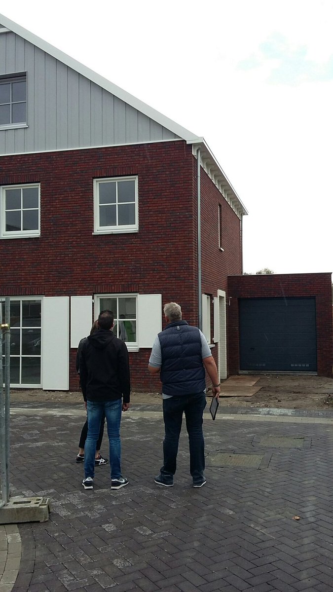 GiesbersRdam's tweet photo. Project #WonenaanhetTwiske opgeleverd! Wij wensen alle kopers veel woongenot. Met dank aan het projectteam @JanvdVeer7, @O_langen en @GerrieOssenblok en alle partijen die een bijdrage hebben geleverd. #trots #op #project https://t.co/RmxyNYZGkd
