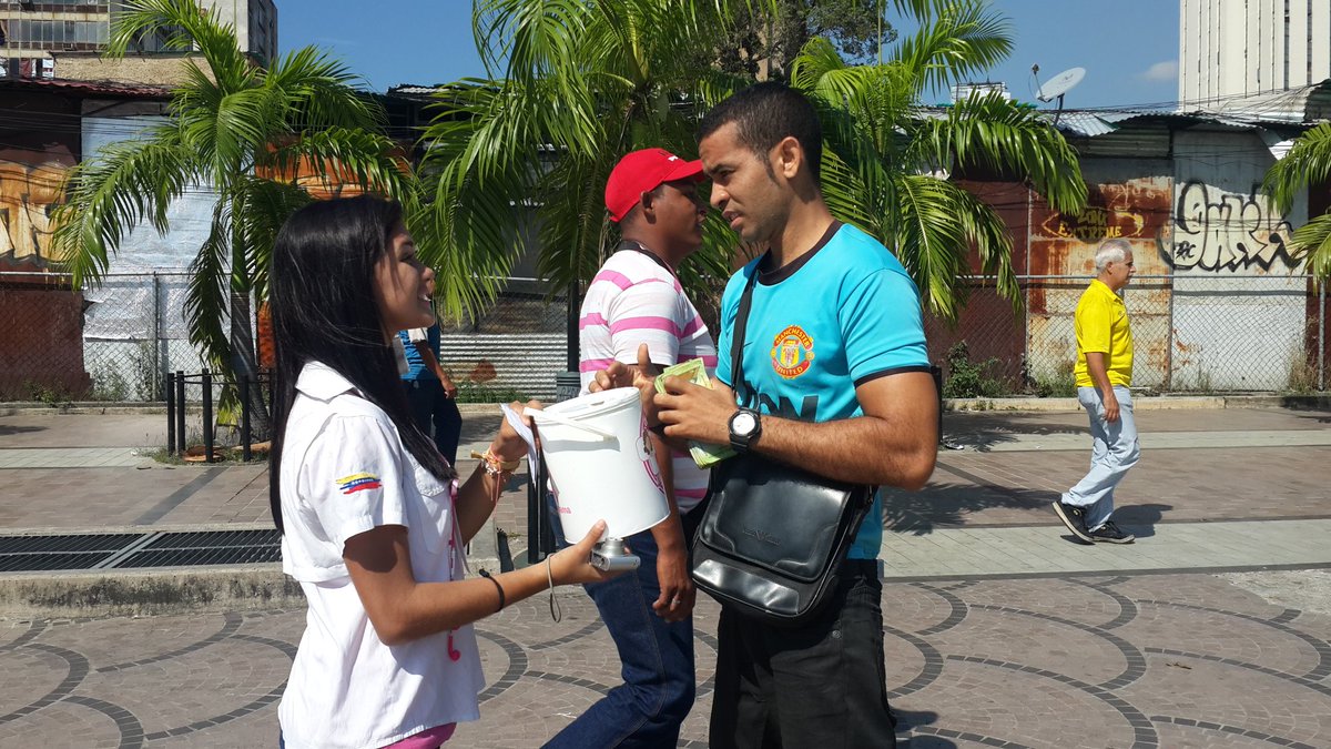 CAMETROVALENCIA's tweet photo. La estación #Cedeño del #MDV  se une a la lucha contra el cáncer de mama con el #PotazoRosa #SemanaRosa https://t.co/Eu20ngDU2J
