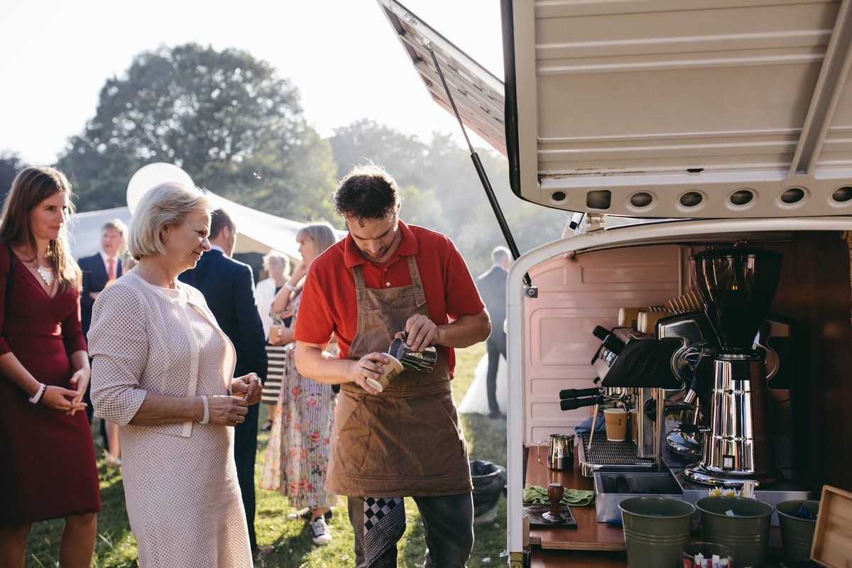 Bruiloft aan 't plannen? Hoe leuk is het om dit in festival stijl te doen met een mobiele barista? Doe je aanvraag espressokoffiebar.nl