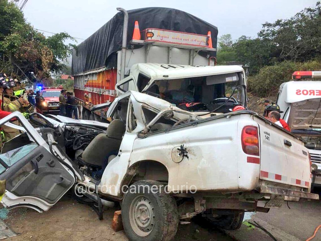 elmercurioec's tweet photo. 2. Camioneta de empresa #Fopeca se impactó contra camión. Bomberos de Santa Isabel atendieron emergencia
#MercurioEc https://t.co/xG0VtDpD7F
