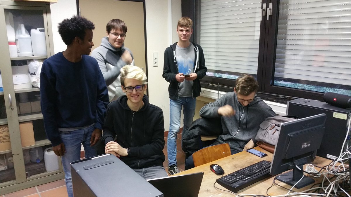 AtheneumMXM's tweet photo. De leerlingen van #PCTECHNICUS @spectrumschool nemen op 1 dag werkplekleren heel wat van onze ICT todo lijst op. #fijnesamenwerking @ilegon https://t.co/ohwDRKMLQ9