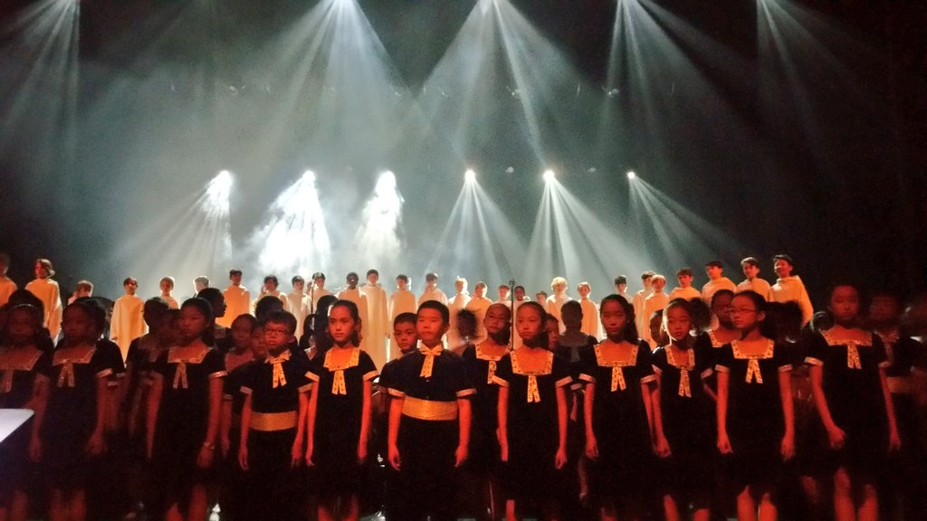 fan_de_LoK's tweet photo. The Moon was sung with a local choir of children, both directed by Robert. Fantastic rendition!! 😃
Last words sung by Victor. https://t.co/HTBqaAempU