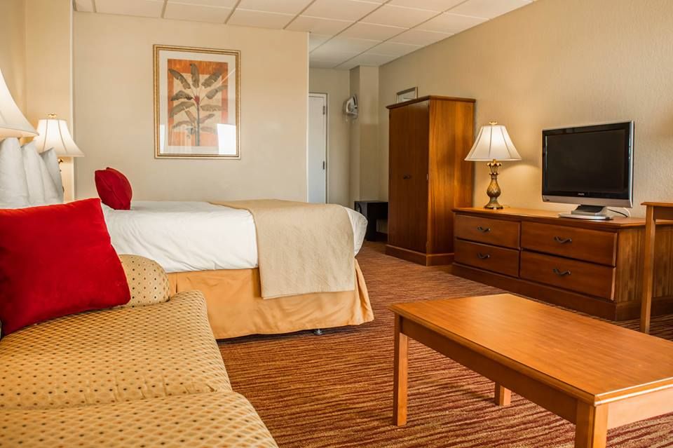 Our cozy king suite is your home away from home while spending #QualityTime on #ClearwaterBeach 😍🛏️🛋️🚿☀️⛱️🌴 #TampaBay #TropixBeachBar #IHOP