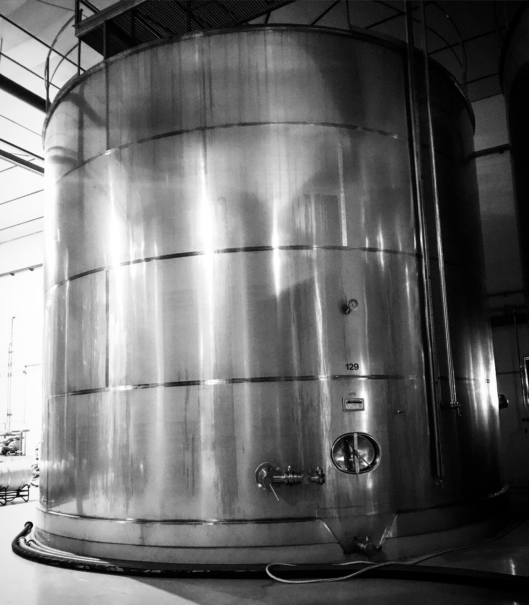 TweetaDean's tweet photo. Say what? I didn’t know they made them that big. 272,000 litres of @bodegasfaustino wine @ValCarlos @WinesofNavarra https://t.co/pfpakWn1Yr