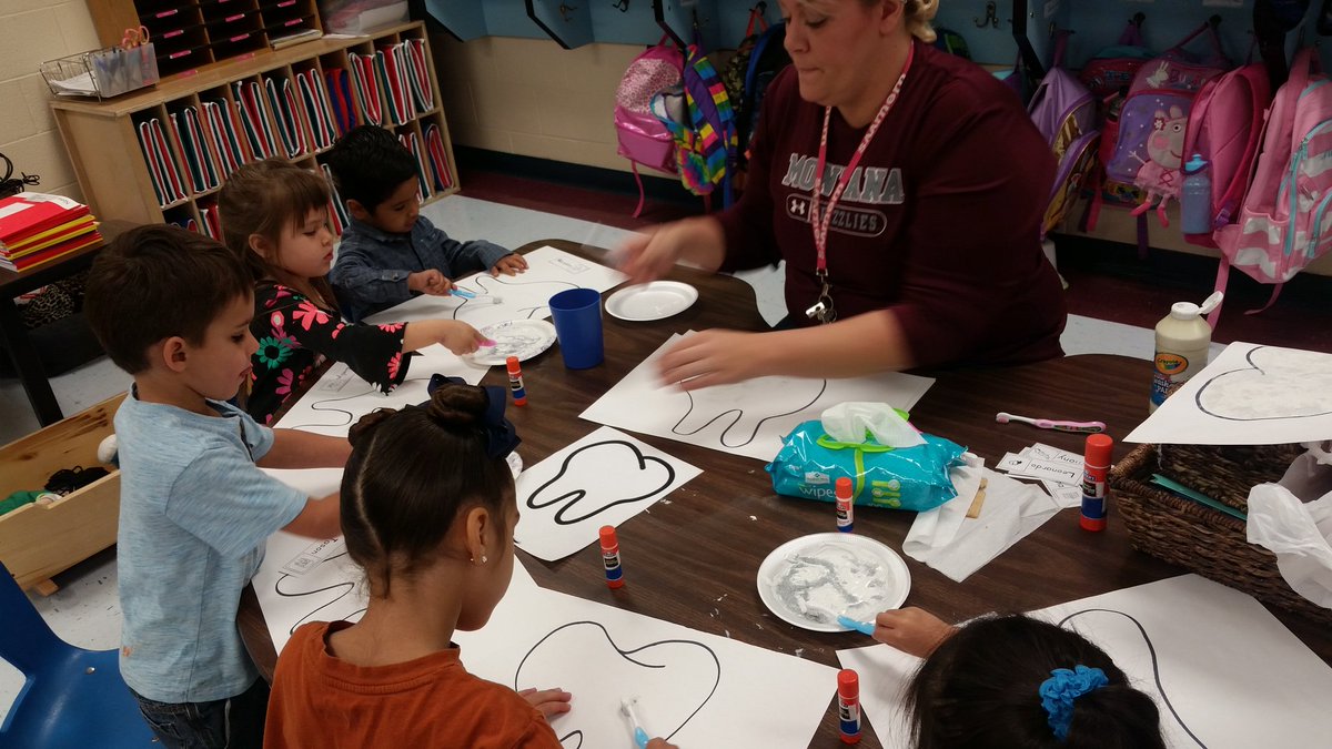 NISDTimberwilde's tweet photo. Paint and glitter in PreK! Tachers make it look so easy to use it with our youngest learners. #timberwildestrong #timberwildeinspired https://t.co/twHKQjSdhq
