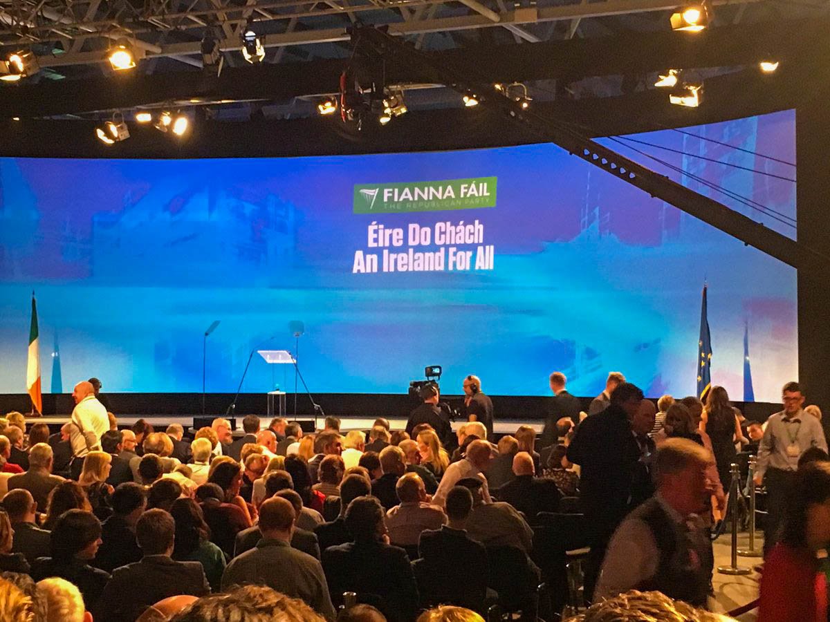 Avtek's tweet photo. Take a look at this amazing curved projection screen that @Avtek assembled for the #ffardfheis17 which was broadcast live on @RTEOne @TheRDS https://t.co/WVlrSDJfae