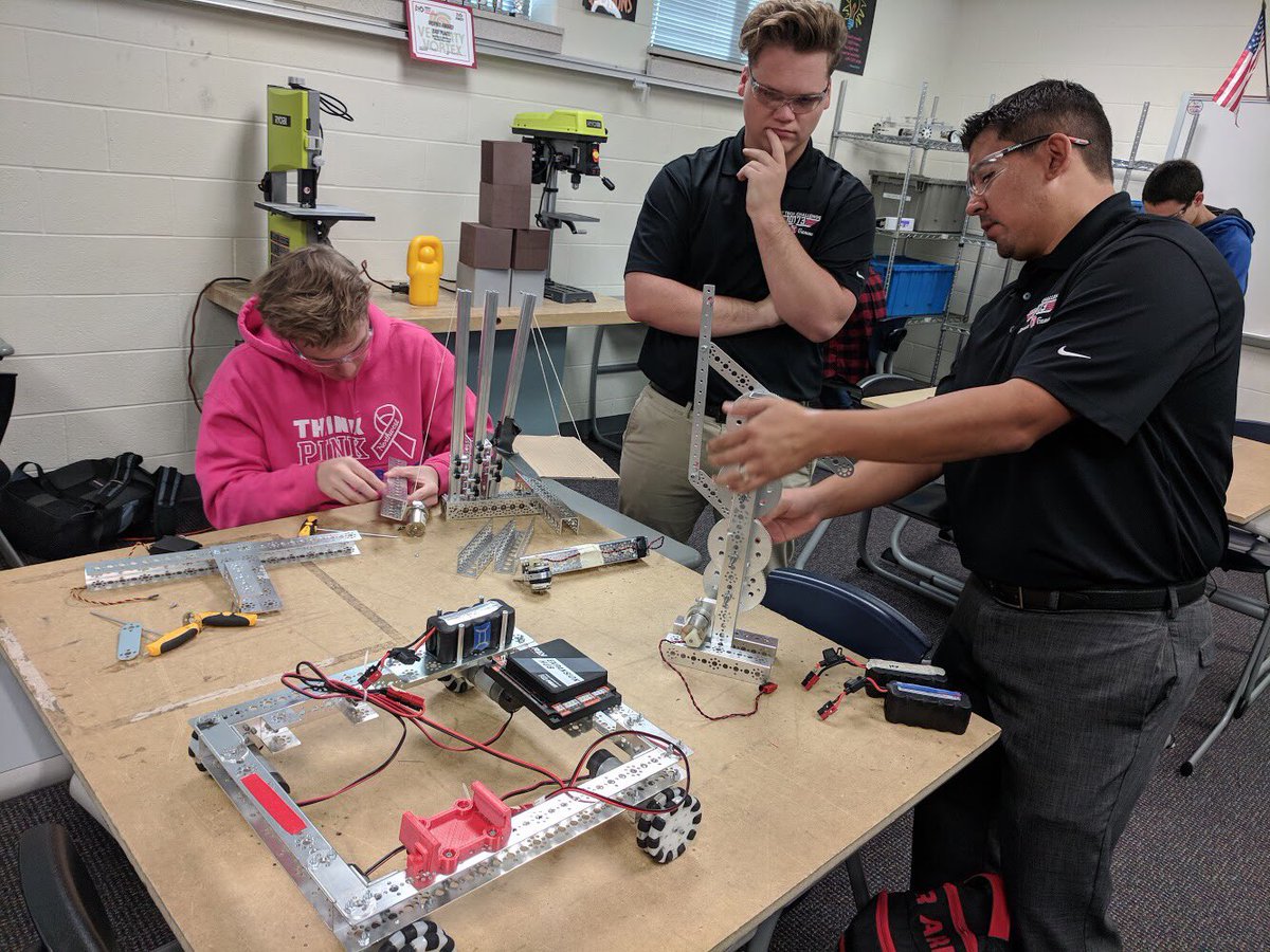 FTC10173's tweet photo. We are working on 2 lift prototypes and 1 drive system all at the same time! What kind of lift system is your team using? @FTCTeams https://t.co/4cLjzlpAsD