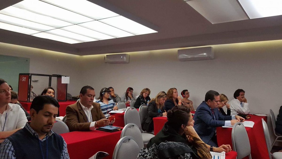 UV_DGRI's tweet photo. Académicos UV comparten experiencias de intervenciones educativas bajo la modalidad @sunycoilcenter en Guanajunto #HEP2017 @PartnersAmerica https://t.co/RClBTyv8rf
