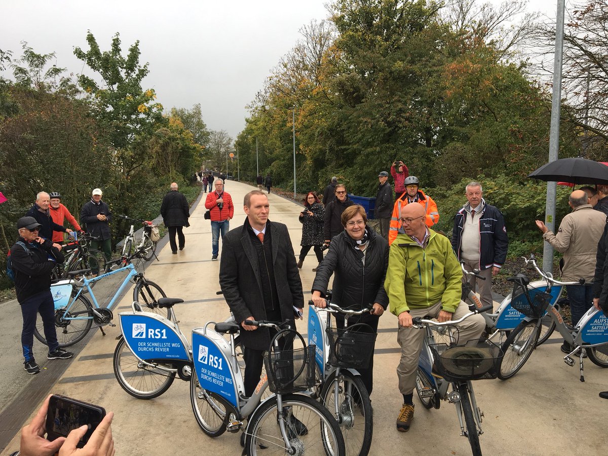 Bei der Eröffnung des neuen Abschnitts des <a href="/Radschnellweg1/">RS1.RUHR</a> in <a href="/Muelheim_Ruhr/">Mülheim an der Ruhr</a>; mit dabei natürlich OB <a href="/ScholtenUlrich/">Ulrich Scholten</a>! ☔️🚲 #Mülheim