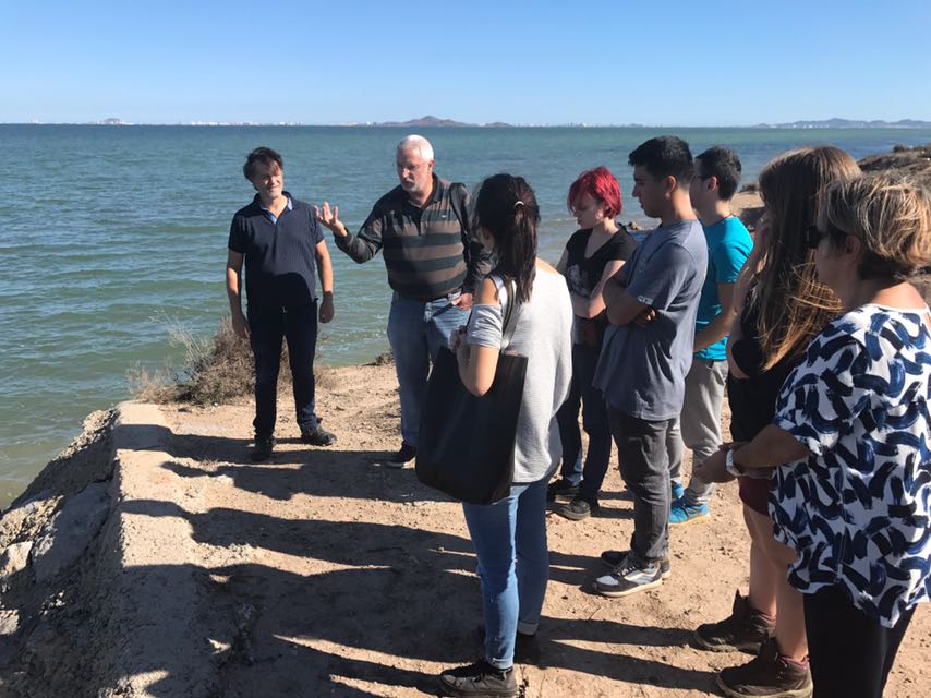 #ConexionesArteCiencia Estudiantes de Bellas Artes visitan el #MarMenor para conocer sus problemáticas y plantear propuestas artísticas