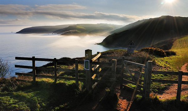 GreatDevonDays's tweet photo. Beautiful time of the year to @VisitDevon - mist rolling in over the sea and spectacular walks along the magical @swcoastpath #Challenge630 https://t.co/5gGN8PgQah
