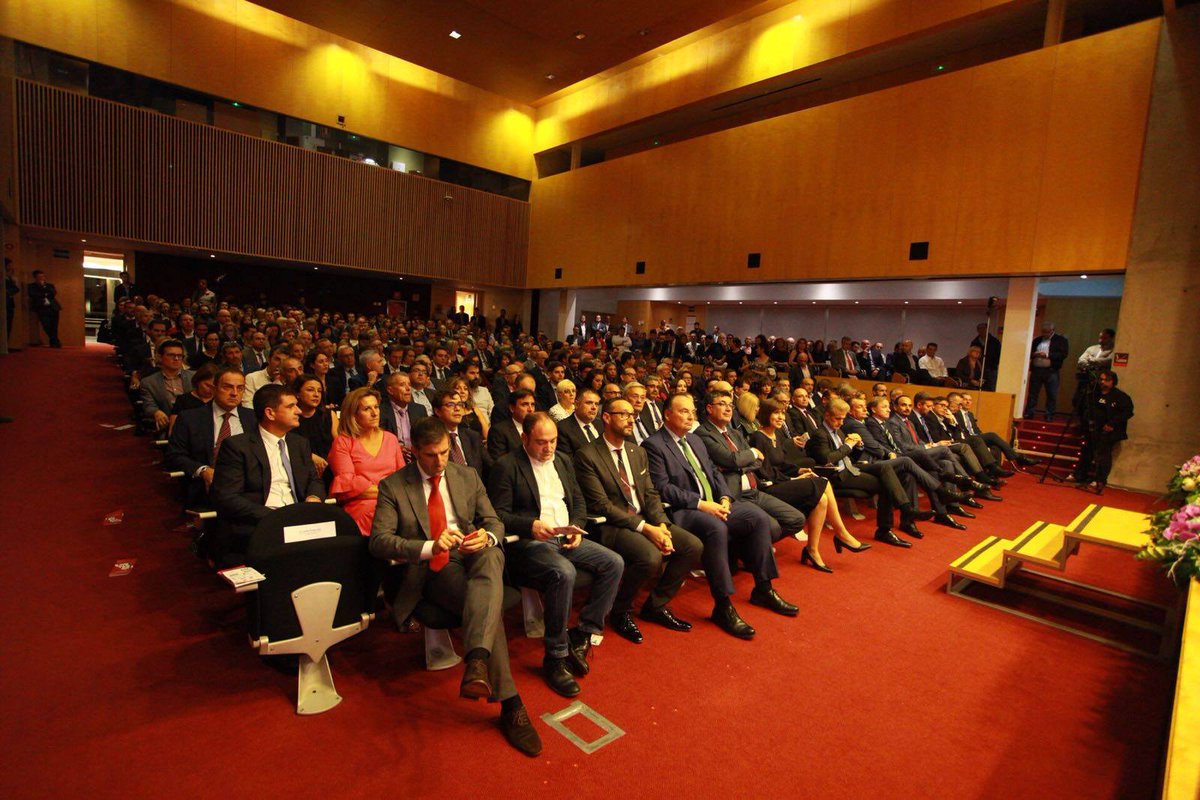 VEPinmobiliaria's tweet photo. Un placer participar un año más en la gala de los Premios @faesafor ¡Enhorabuena a todos los galardonados! #VEPinmobiliaria https://t.co/Qip4gdCSrY