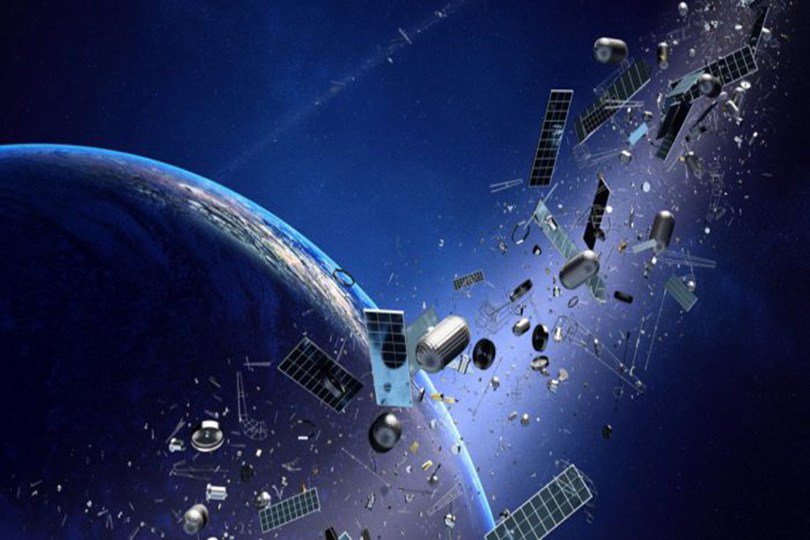 ePhylos's tweet photo. Basura espacial podría poner en riesgo futuras expediciones https://t.co/P2knSlwl1z https://t.co/69M5R258Cp