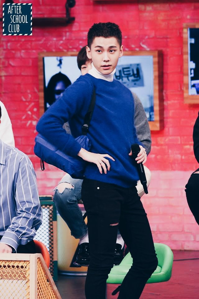 danielacoleenn's tweet photo. "girl, i'll even carry your bags for you whenever you want" ♪ -jung il hoon

*i sang twilight when i saw this* haha — #비투비 #그리워하다 #BTOB_ASC https://t.co/YRuz3PCd8O