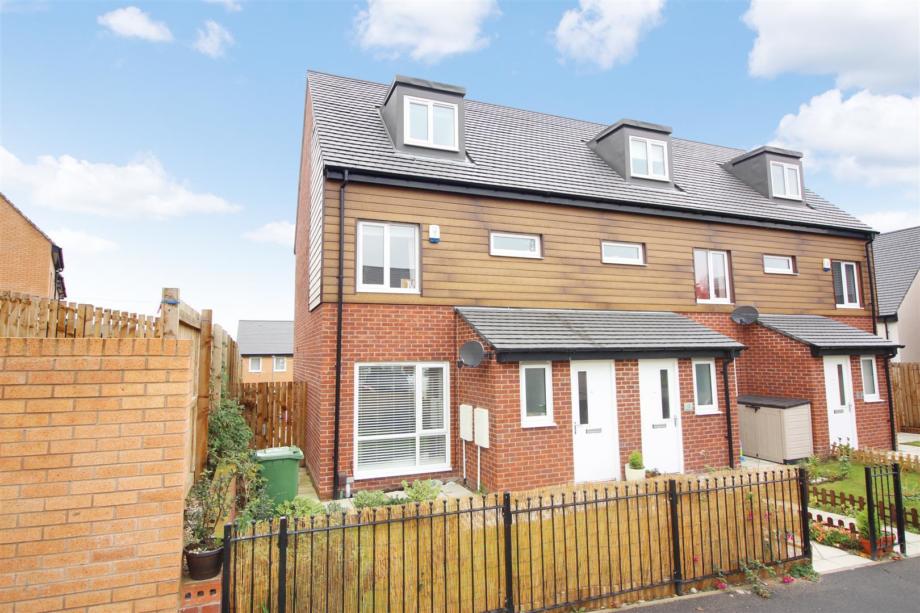 EmsleysProperty's tweet photo. Three bedroom semi-detached house in Seacroft for £142,995, featuring a modern kitchen-diner and a master en-suite shower room. Call 0113 284 0120 or visit https://t.co/D2SdKgZ97P
#ForSale #Moving #Leeds https://t.co/2tL0mjoVRr