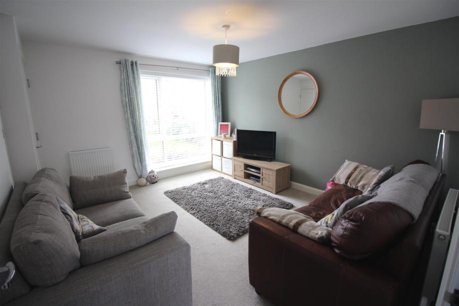 EmsleysProperty's tweet photo. Three bedroom semi-detached house in Seacroft for £142,995, featuring a modern kitchen-diner and a master en-suite shower room. Call 0113 284 0120 or visit https://t.co/D2SdKgZ97P
#ForSale #Moving #Leeds https://t.co/2tL0mjoVRr