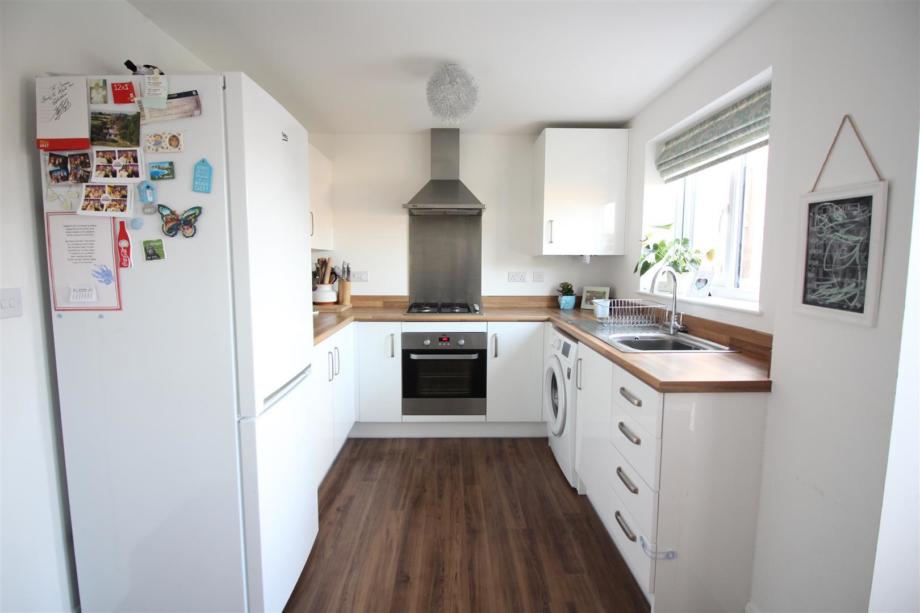 EmsleysProperty's tweet photo. Three bedroom semi-detached house in Seacroft for £142,995, featuring a modern kitchen-diner and a master en-suite shower room. Call 0113 284 0120 or visit https://t.co/D2SdKgZ97P
#ForSale #Moving #Leeds https://t.co/2tL0mjoVRr