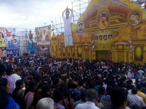 FandomNishvetha's tweet image. விஜய் ரசிகர்களே பொறுமை பொறுமை! மத்தவங்களும் படம் பார்க்கணும். இப்டி ரிப்பீட் ஆடியன்ஸ் இருந்தா பாவம் தாய்மார்களுக்கும் டிக்கெட் கிடைக்கணும்ல?