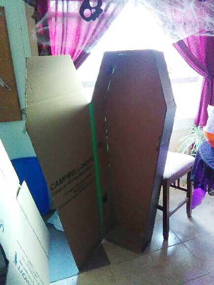 CanadaMovingInc's tweet photo. If you recently moved with Campbell Moving and got one of our Wardrobe boxes - here's how to use it for a creative #Halloween decoration https://t.co/wuKJwT4CV0