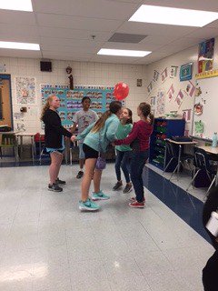 6silvermath's tweet photo. Mentor time groups keeping the balloon in the air! @CrestviewMiddle https://t.co/mJNPQvn7tQ