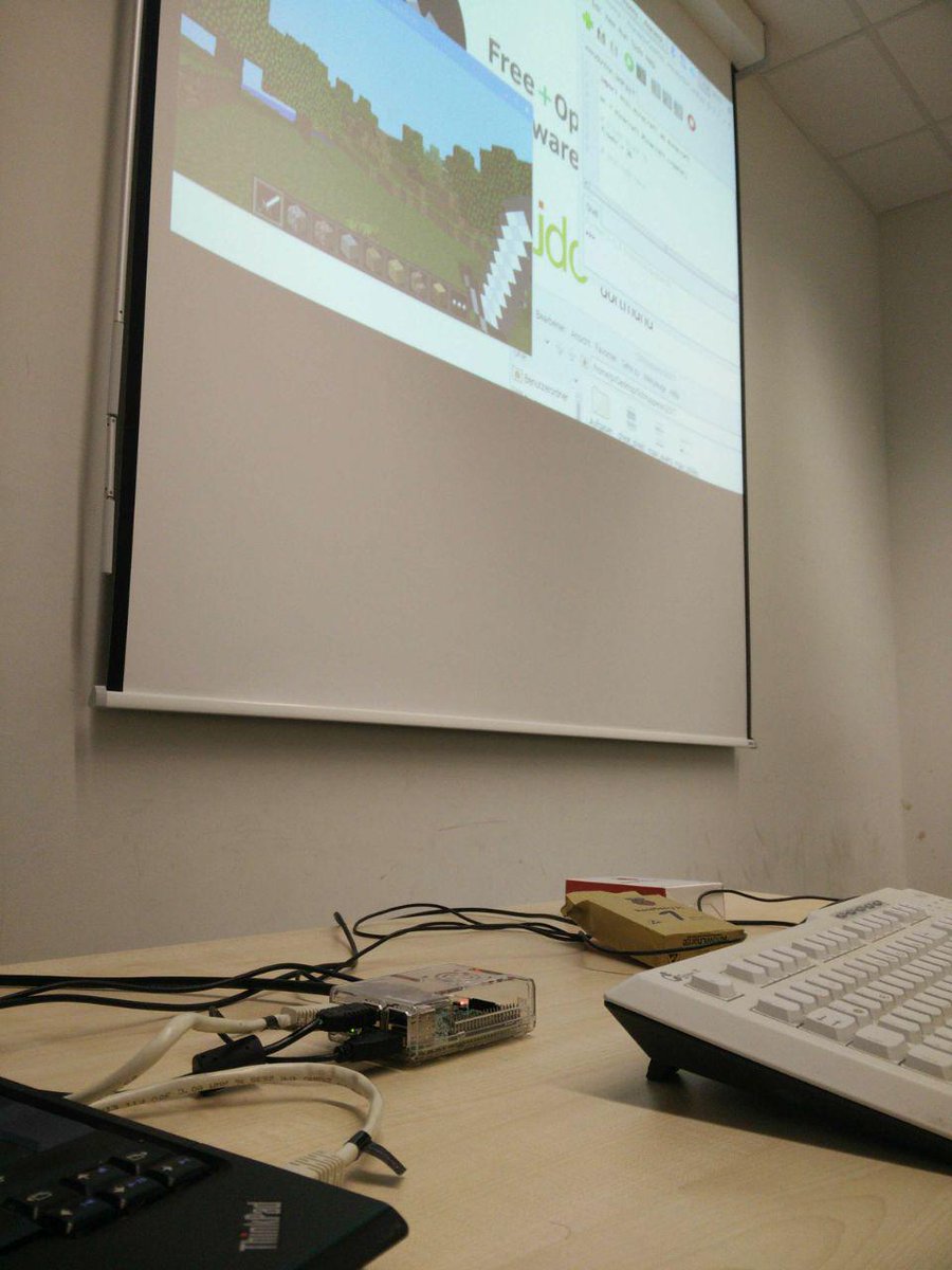 FOSSAGTUDO's tweet photo. #SchnupperUni an der @TU_Dortmund bei der @InformatikTUDO: Der @Raspberry_Pi + #Minecraft + Python Workshop der FOSS-AG steht! #opensource https://t.co/fUb0DFocPv