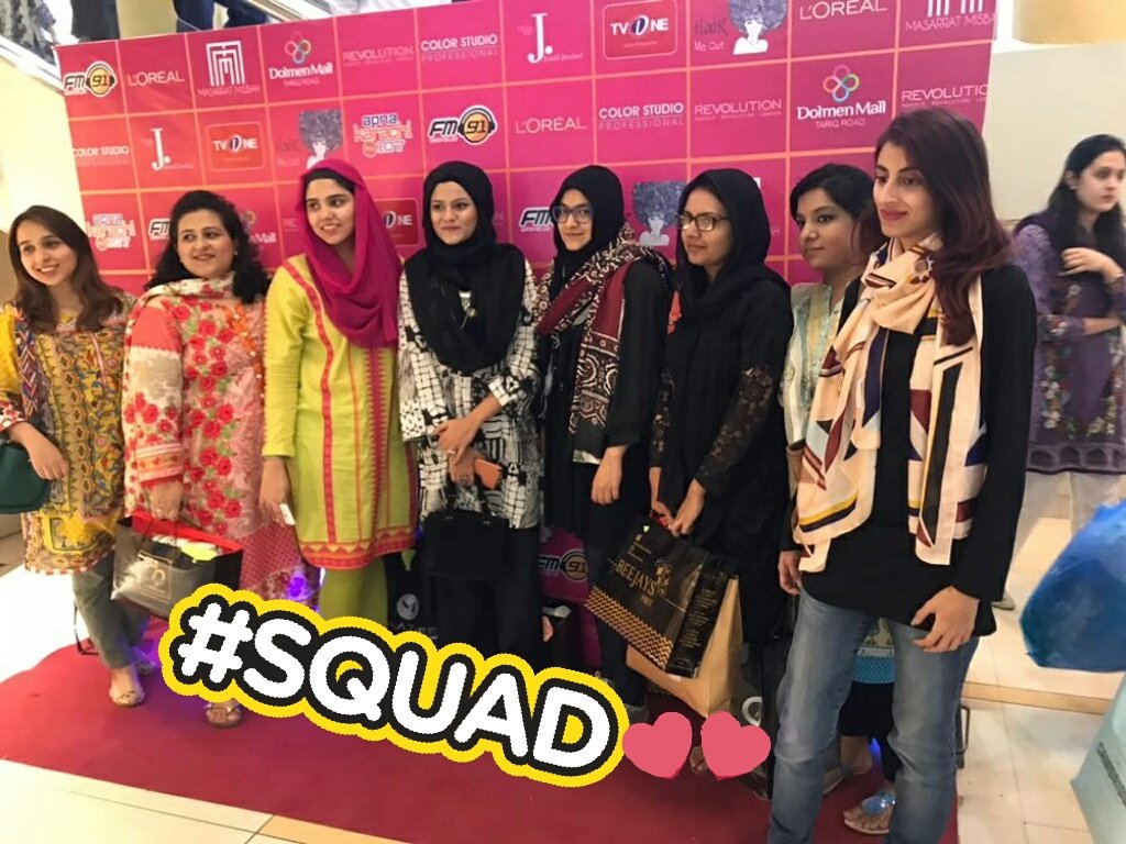 madihamuhammad3's tweet photo. #bloggers #squad gathered for a mandatory group 📸🎞🎥 #FestivalofBeauty at #DMTR #DFB17 👍😄😍💖 #bloggerlife #cosmetics #skincare #haircare https://t.co/BrxcvkpIMG