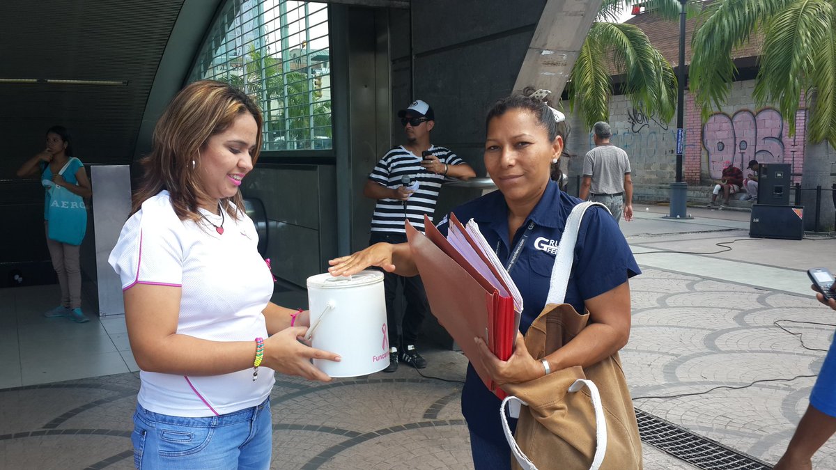 CAMETROVALENCIA's tweet photo. Carabobeños se unen a la lucha contra el cáncer de mamá, el #PotazoRosa llega a la estación #Cedeño #SemanaRosa en el #MDV https://t.co/XhJFPGQ3rs