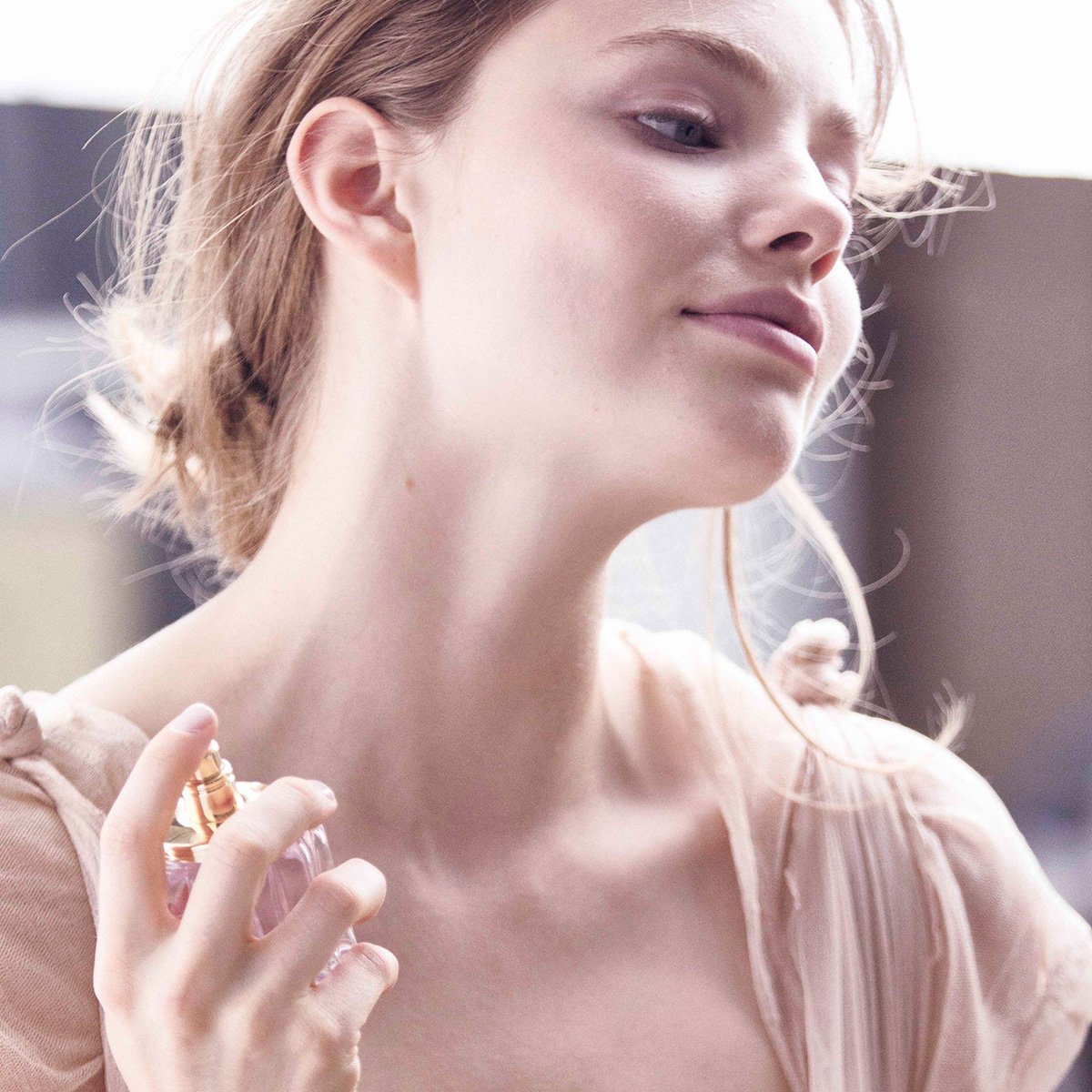 ArtistryUS's tweet photo. Al aplicar una fragancia, rosea detrás de las orejas, en el cuello o dentro de los codos #Artistry #FloraChic #FragranceTips https://t.co/Di54Tv5Bhb