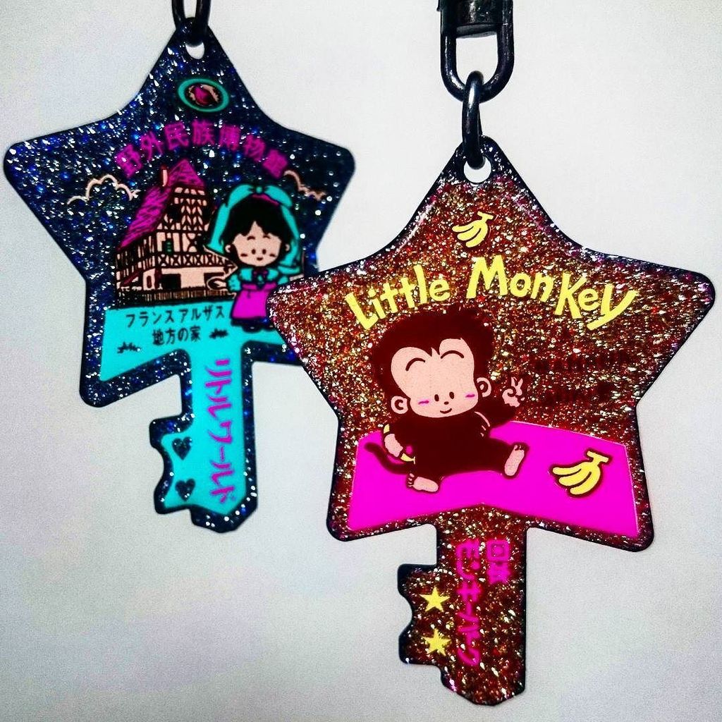 山下メロ ファンシー絵みやげ 平成レトロ En Twitter 愛知県と岐阜県あいだにある日本ライン周辺は犬山城 桃太郎神社 日本モンキーパーク 野外民族博物館リトルワールドと観光スポットが密集して 同じ仕様のキーホルダーが見つかる ファンシー絵みやげ
