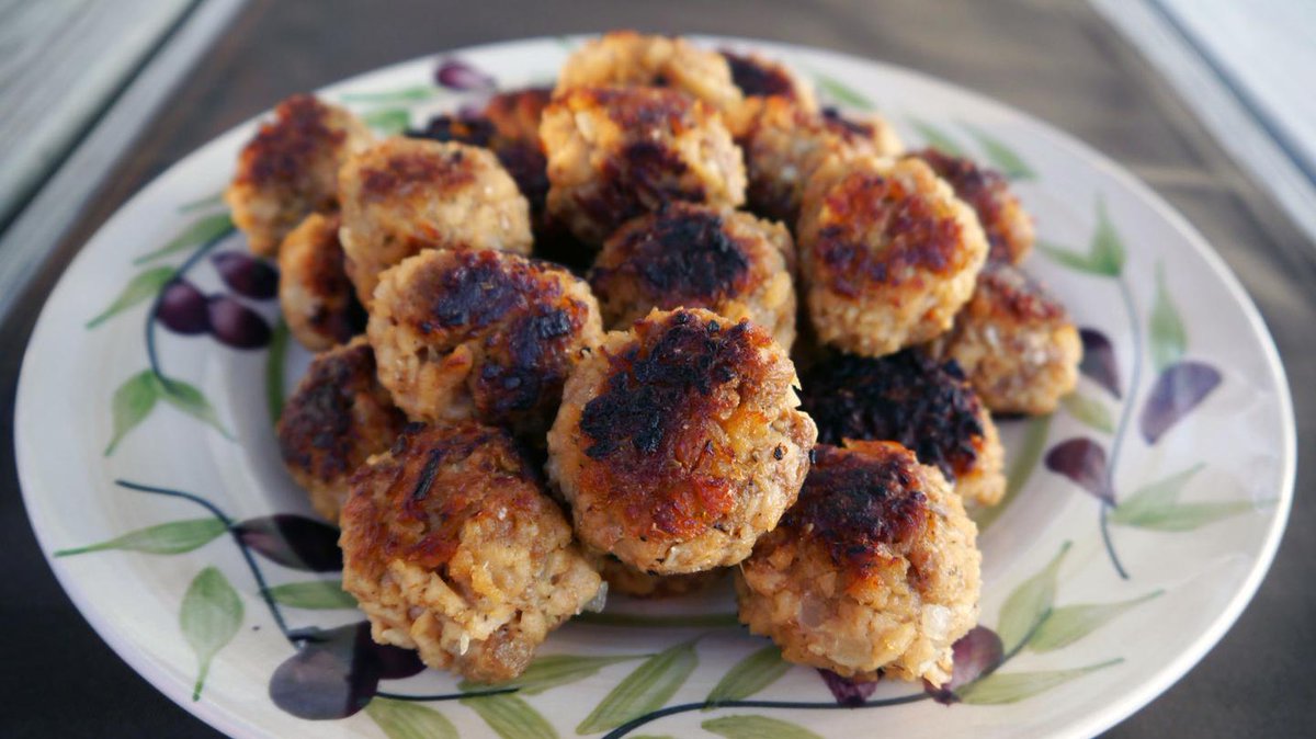munchies's tweet photo. Woman reportedly receives death threats after entering vegan meatballs into meatball competition https://t.co/nWdnF40K9P https://t.co/WVyH7RAm6C