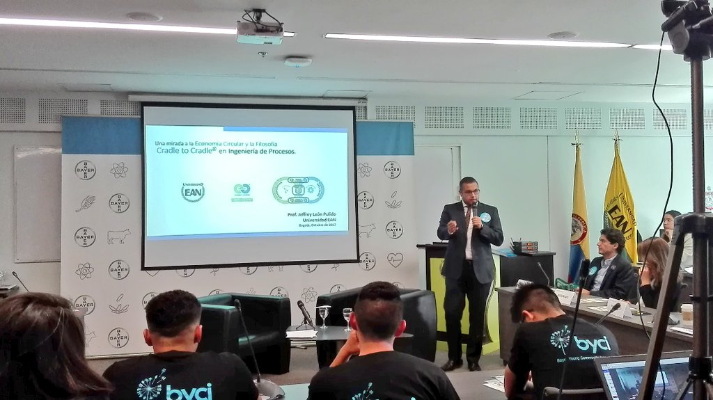 SIIPAR_EAN's tweet photo. Ingeniero Jeffrey León hablando acerca de Cradle to Cradle y economía circular en el Foro Bayer Young Community Inovators #UnMundoMejorEs https://t.co/xDZ1irY5ie