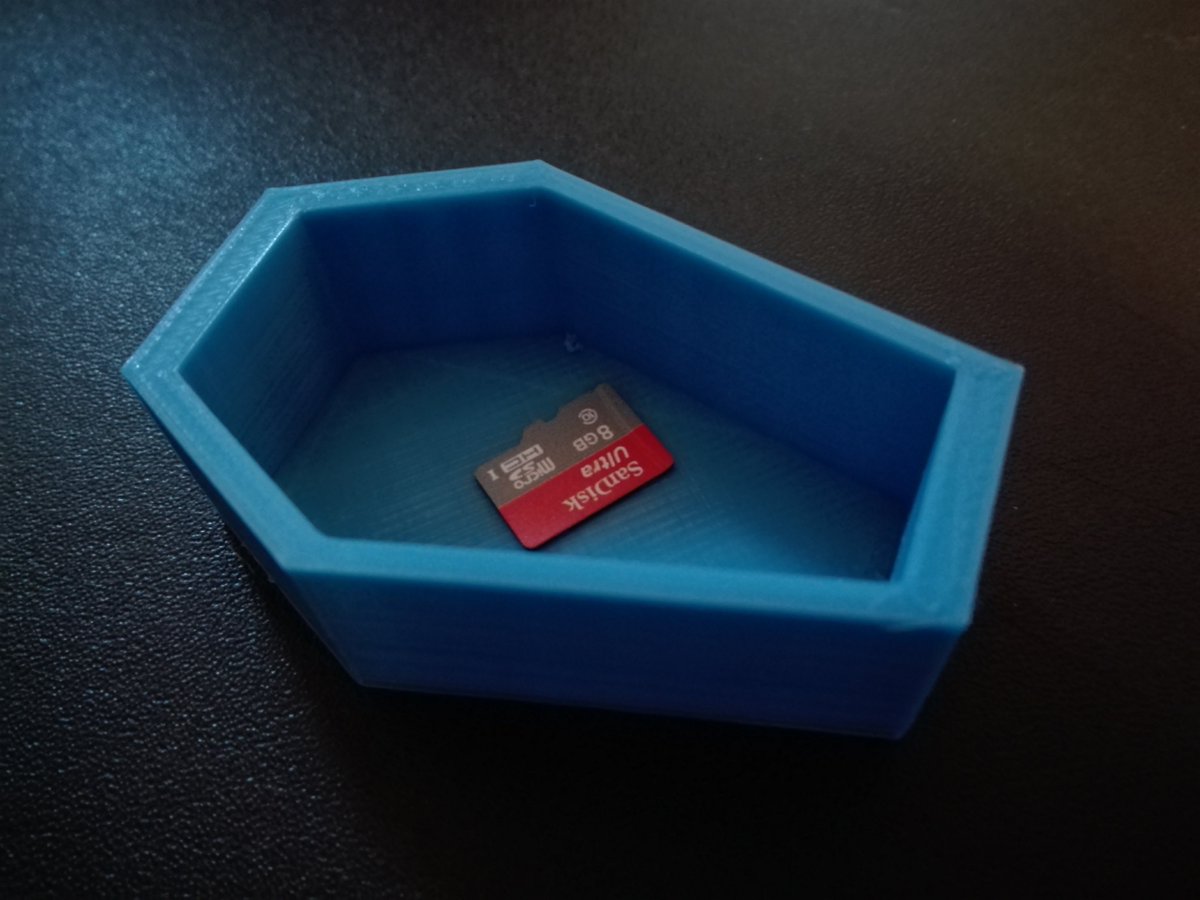 GlanzPat's tweet photo. Friends tend to bring broken stuff to me. Today it was a raspi3, not booting. With my #3dator + https://t.co/2ibkXKLSPn I broke the news💀 https://t.co/ipn1rI63fw