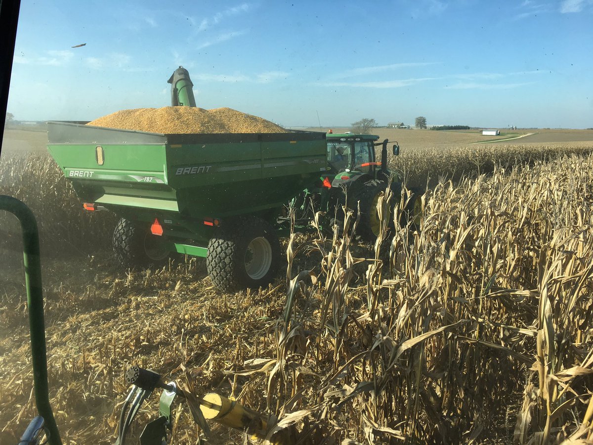 PrecisionBaker's tweet photo. @360yieldcenter #YieldSaver is putting more grain in farmers' bins across Northern IL this fall. #Harvest17 https://t.co/5AKJddFGc9