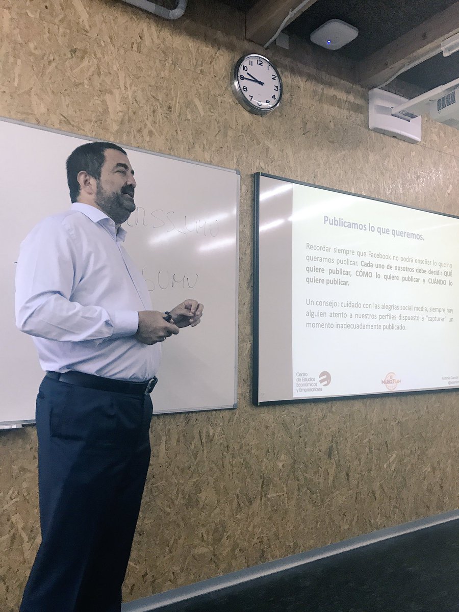marcosantonr's tweet photo. En el Curso de #RRSS_UMU. Hoy con @PedroJ_Cuestas y @acarrionmolina. Dos grandes! 

cc @CEEE_UMU @UMU https://t.co/nTWNQp5l9E
