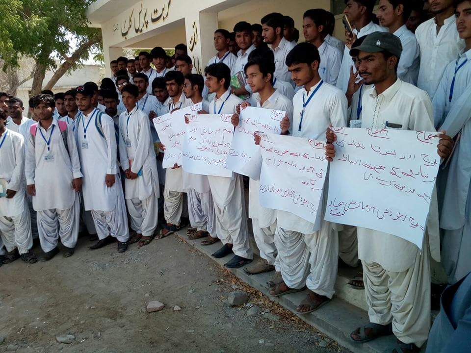 DSAlliance_'s tweet photo. Solidarity from Turbat, Balochistan.
High school students protested against illegal arrest of Baloch and pukhtoon students in Islamabad. Struggle will continue until end.
#RestoreExpelledStudents
#QAUStrike
#LetStudentsUnionize https://t.co/tuTBlsjafc