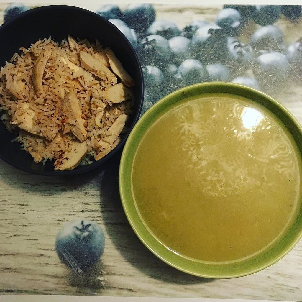 AnnDeMeulenaere's tweet photo. Diner β‘οΈ soup made from asparagus, leek and celery, and a bowl of Rice & chicken!πππͺ #powerfood #powersoup #competβ¦ https://t.co/gXXwtkRzUg https://t.co/GQKSWbTUap
