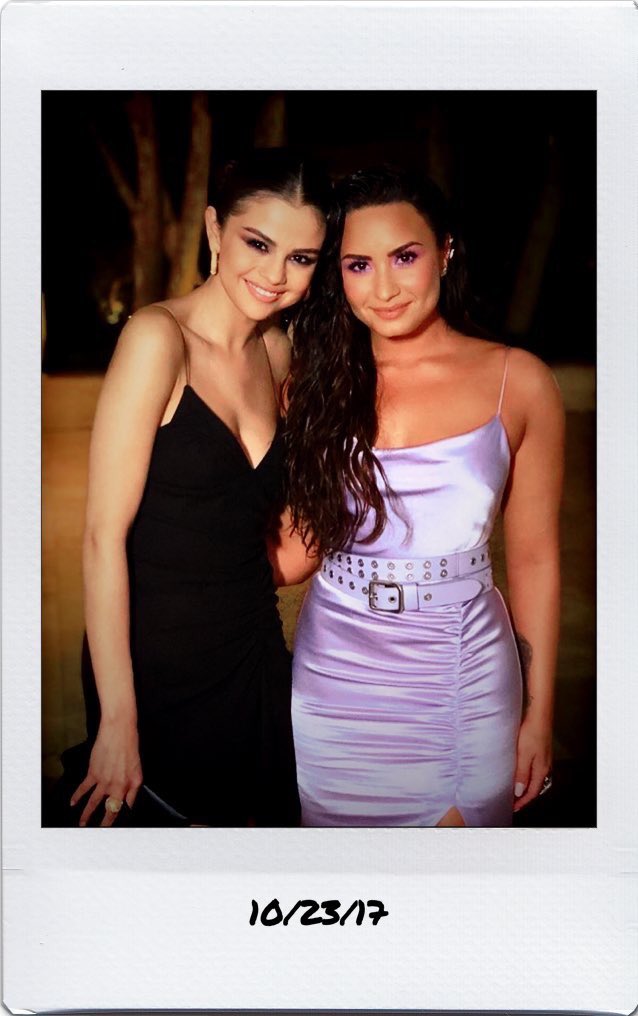 BiebersMain's tweet photo. I'M NOT OKAY HOES 😩😩😩 how dare y'all @ddlovato & @selenagomez do this to my heart??#Delenaisback https://t.co/UbmAn5WA3p