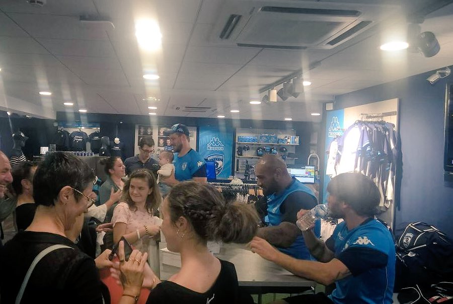 MHR_officiel's tweet photo. Vous étiez nombreux à venir à la rencontre de nos joueurs pour cet #EntrainementPublic ! Merci à tous ! #TEAMMHR https://t.co/Rh4HhxCidm