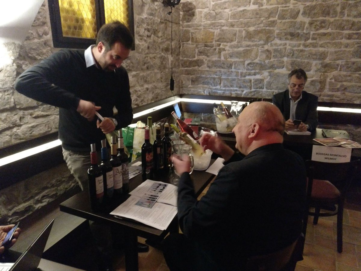 EmpresariosFEDA's tweet photo. En la Misión Comercial a #RepúblicaCheca, distribuidores e importadores checos conocen las bondades del vino manchego #FEDAInternacional https://t.co/TIQ1nzNMcR