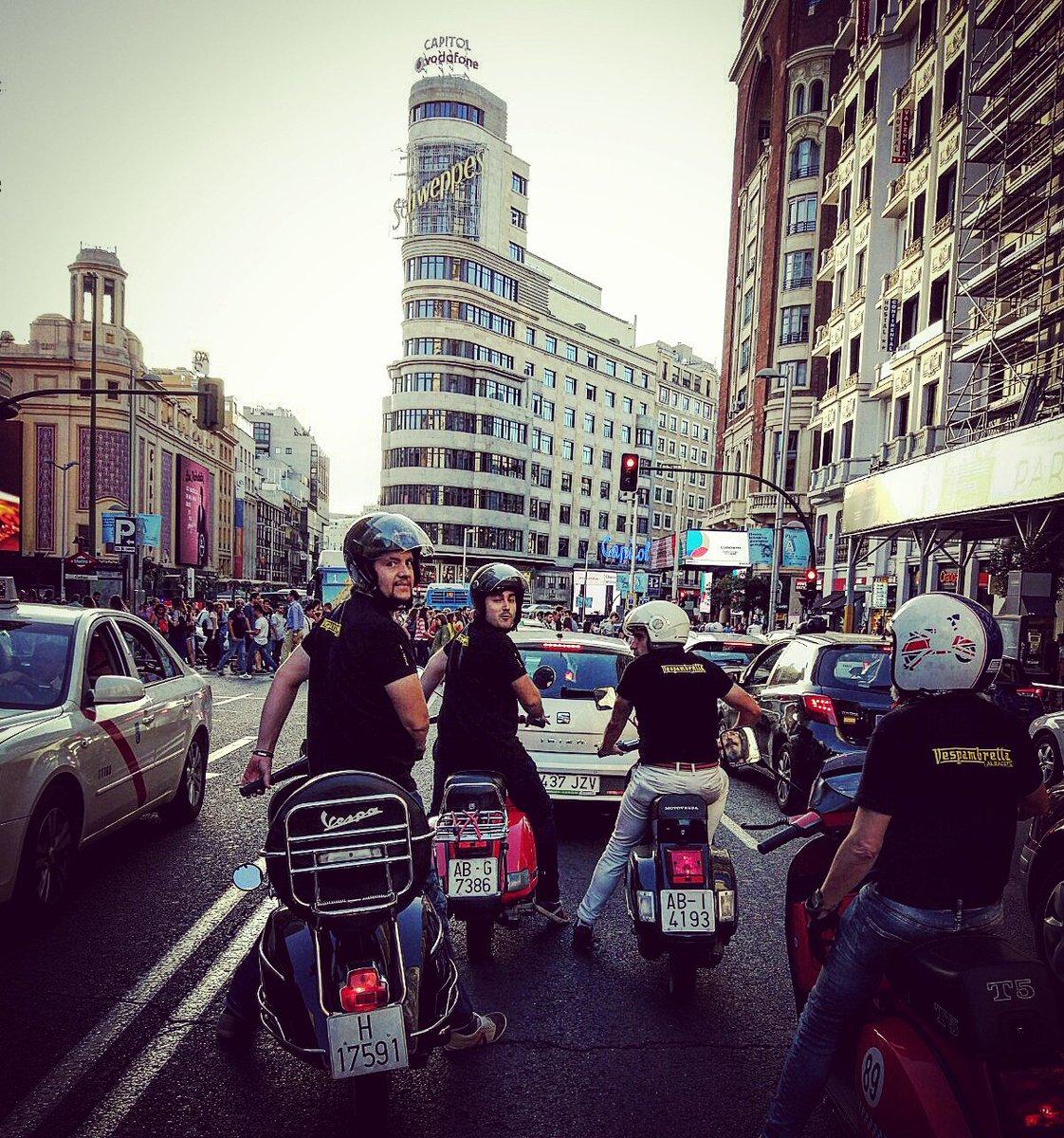 Vespambretta's tweet photo. Vespambretta en Madrid para la presentación del VCE. #vespaclubespaña  https://t.co/v0np3UrIY7 #Vespa #Lambretta #Vespambretta https://t.co/nH2cMAAka9