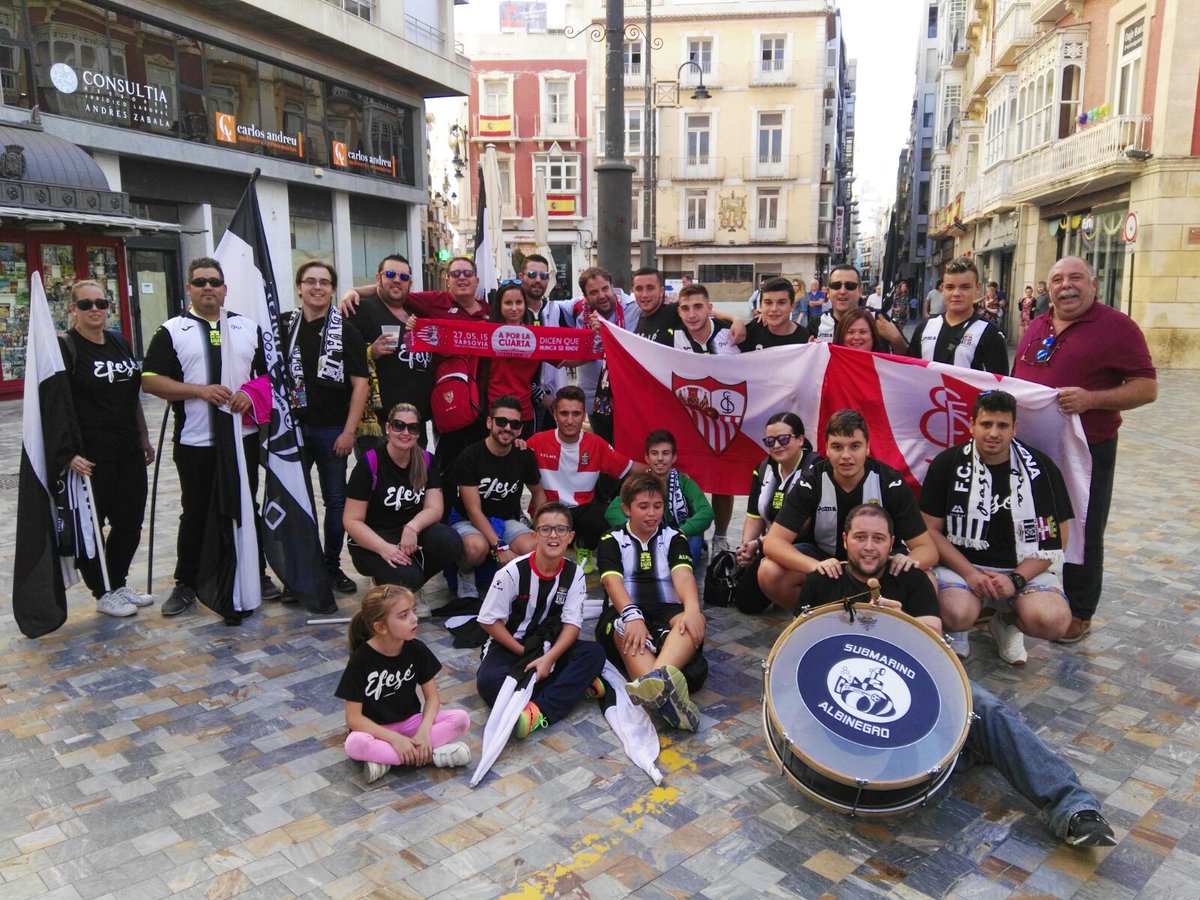EfesistaOficial's tweet photo. Los amigos del @submarino2011 y aficionados del Sevilla disfrutando por las calles de Cartagena https://t.co/JqcCWVINPu