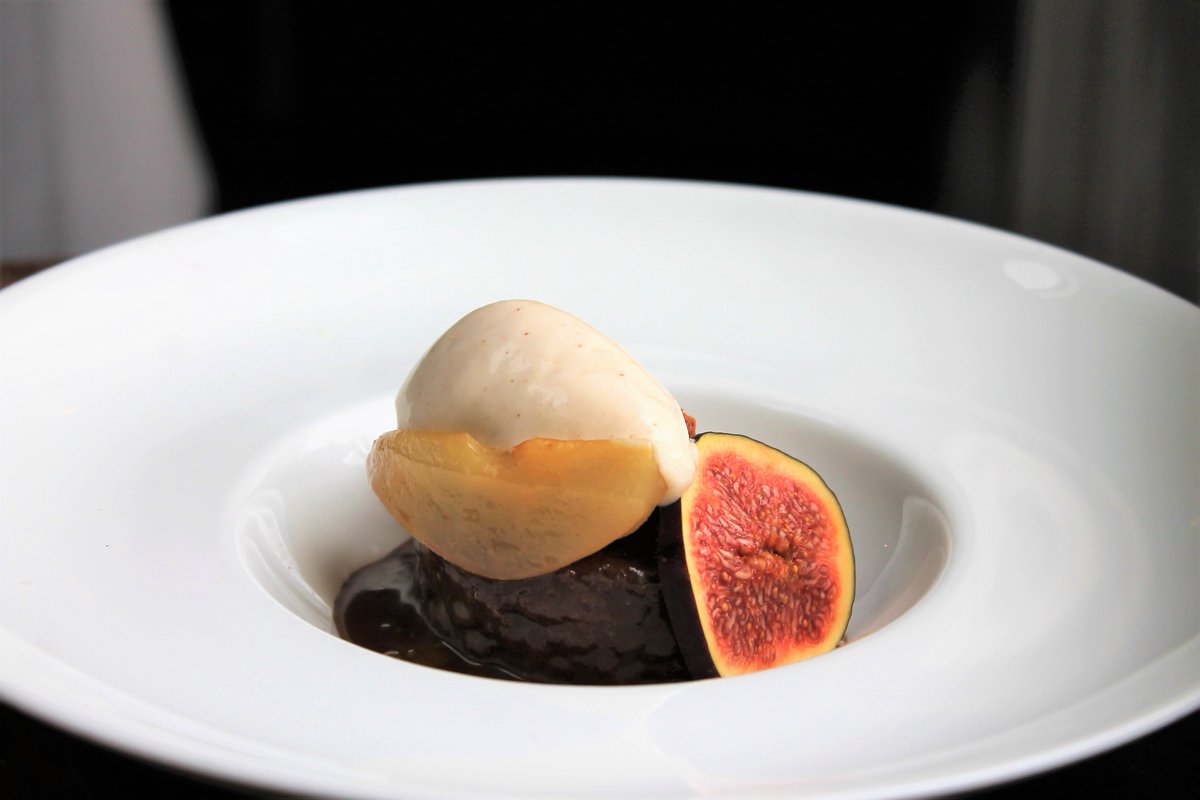 MissSageFox's tweet photo. Autumn puddings @TheThomasCubitt #stickytoffeepudding #figicecream #poachedpear https://t.co/zIgXE5q2g8