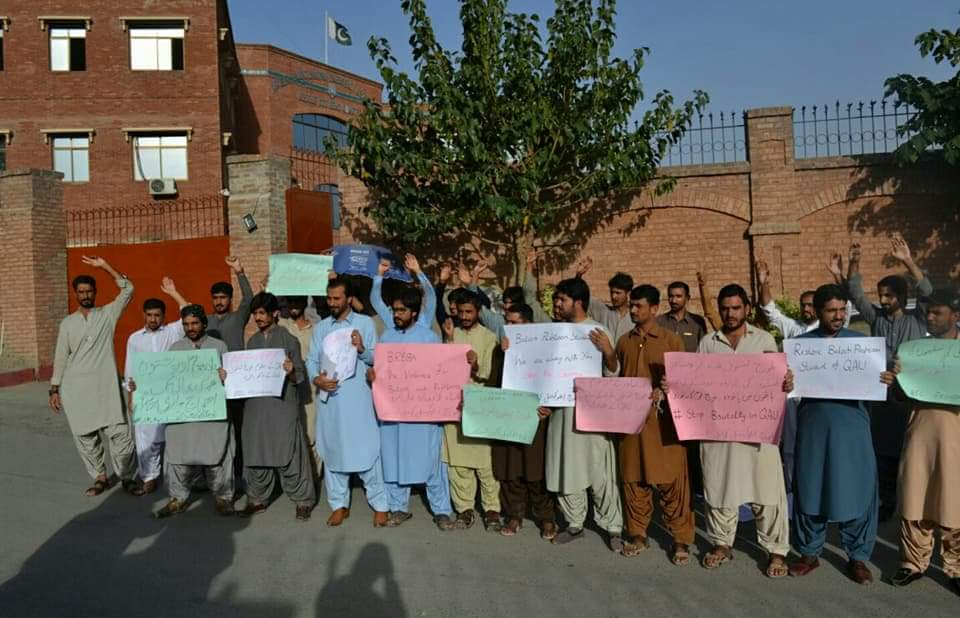DSAlliance_'s tweet photo. Students gathered at peshawar press club and raised voice against police gardi in QAU.
El pueblo unido jamás será vencido ✊
#QAUStrike #RestoreExpelledStudents
#LetStudentsUnionize https://t.co/vUmcxxSmaI