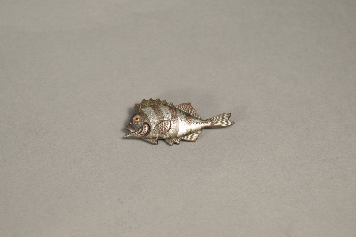 SteveSlyJapArt's tweet photo. Latest Arrival at Steve Sly Japanese Art - https://t.co/xmfkWXC1Cr - #edoperiod #fish #menuki #Stevesly #Japaneseworksofart #Antiques #Sword https://t.co/X1jW7k7VNk