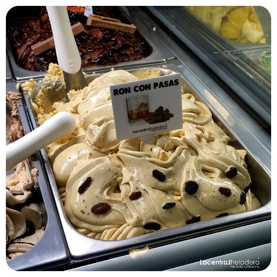 CentralHeladera's tweet photo. 📚🍦Hoy, #DiaDeLaBiblioteca, nada mejor que disfrutar de un buen libro acompañado del mejor #helado. Hoy os recomendamos el de Ron con Pasas. https://t.co/2itx446CJw