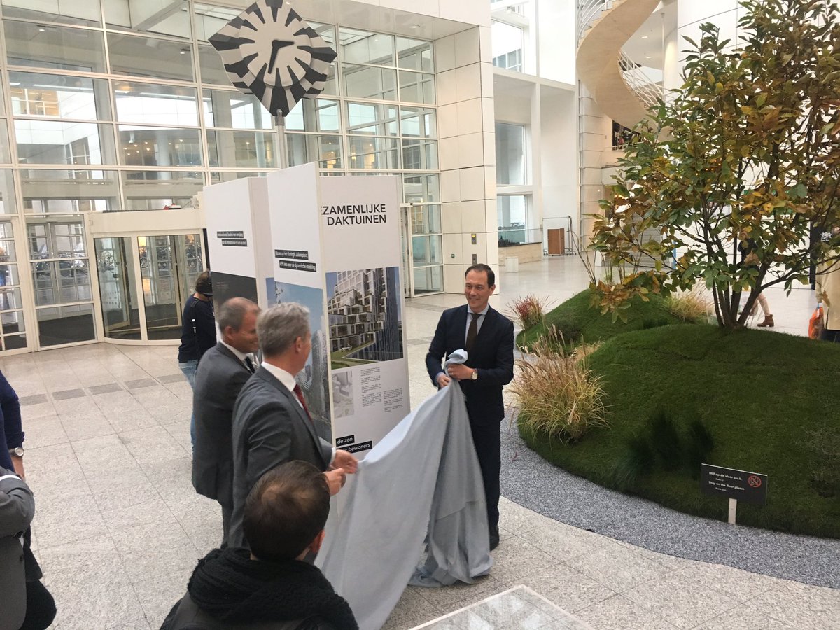 Opening tentoonstelling Koningin Julianaplein Den Haag door o.m. wethouder Boudewijn Revis samen met #Synchroon #Amvest #Delva #Powerhouse