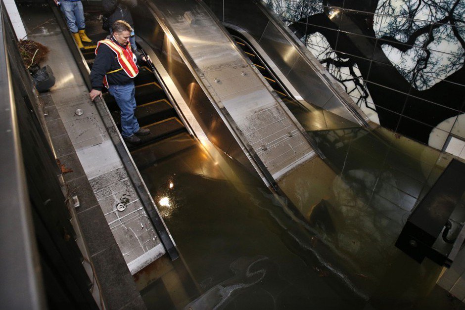 CityLab's tweet photo. How hurricanes and climate change will flood New York City https://t.co/1IEDXgr1Au https://t.co/0Y6awwlXC3