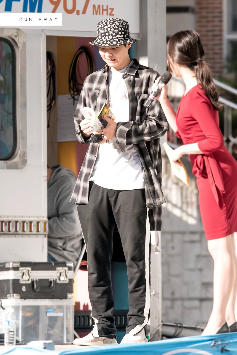 171020 수북수북 콘서트 3
책들고 씩 웃는거 넘 귀여워버리기 😭😭
#서출구 #서명원 #xitsuh